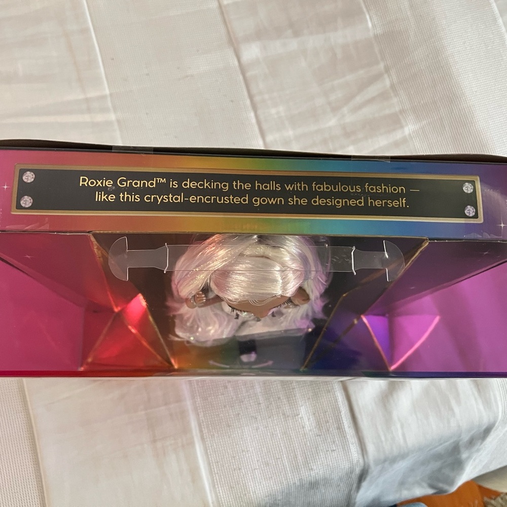 Roxie Grand Rainbow High Holiday Edition Collector Fashion Doll Limited NIB - Picture 5 of 5